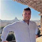 Profesor de 24 años con clara vocación para los idiomas. Buen manejo del inglés y en proceso de italiano. Título B1 y Trinity